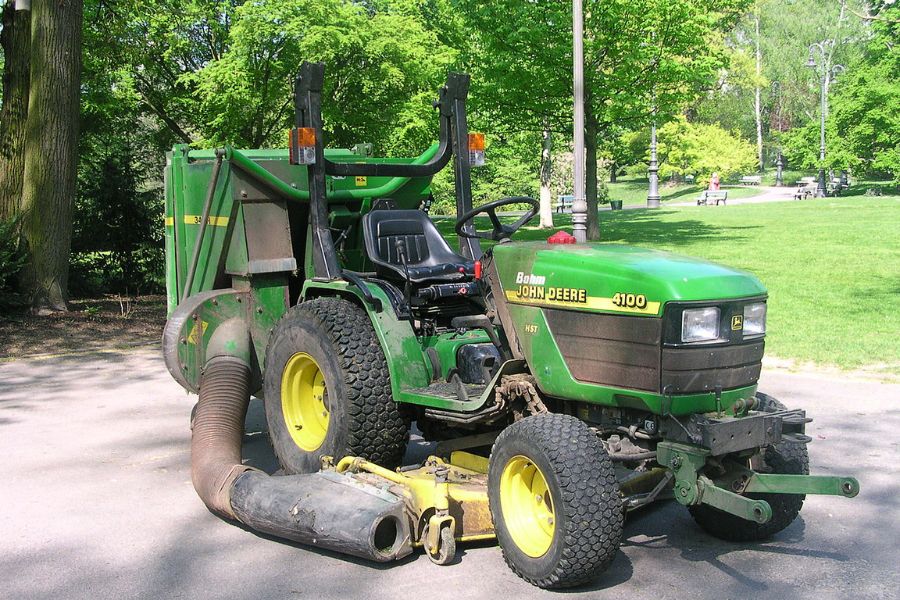 John Deere 4100 Problems lawn tractor in the park